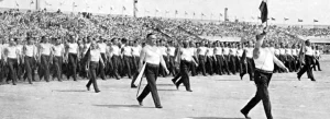 Nastoupené řady sokolských cvičenců na strahovském stadionu