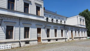 Dlouhá světlá budova burzy s řadou oken a dlážděným nádvořím