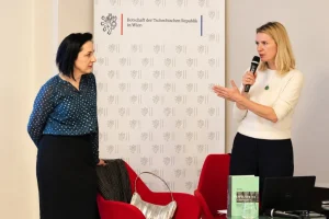 Historičky Pavla Plachá a Magda Veselská při prezentaci projektu na velvyslanectví