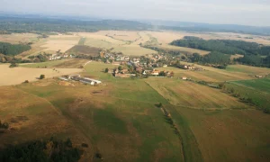 Letecký pohled na vesnici Jickovice mezi poli
