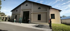 Budova jízdárny ruzyňských kasáren s čestnou stráží při pietním aktu