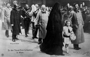 Císař Karel I. s císařovnou Zitou a malým korunním princem Otou kráčí ve smutečním průvodu ve Vídni