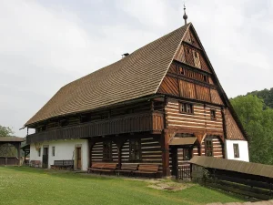 Roubené patrové stavení s pavlačí a vysokým šindelovým štítem